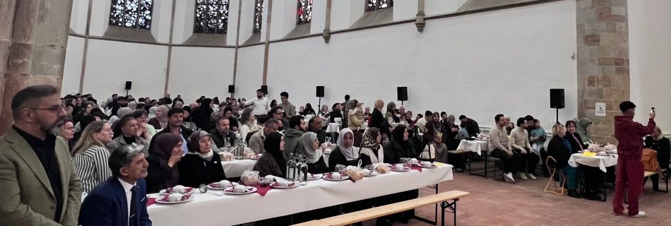 Da ich das Bild hinter diesem kryptischen Dateinamen nicht sehen kann, benötige ich eine kurze Beschreibung des Inhalts oder das Bild selbst.

Sobald du mir sagst, was darauf zu sehen ist, erstelle ich dir den präzisen Alt-Text.

**Ein guter Alt-Text folgt diesem Schema:**
*   *Gegenstand/Person + Handlung + Kontext.*
*   Beispiel: „Ein goldener Retriever läuft über eine grüne Wiese.“

**Was ist auf dem Bild zu sehen?**